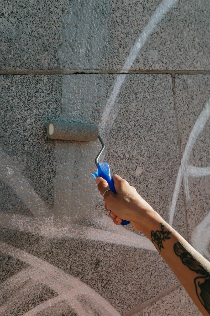 Graffitientfernung: Wand wird von Schmierereien befreit