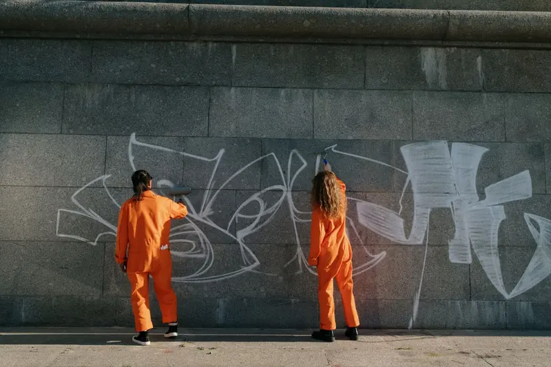 Graffitientfernung: Wand wird von Schmierereien befreit